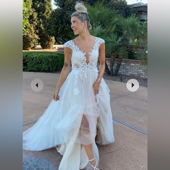 GALINA SIGNATURE
illusion plunge lace appliqued wedding dress​​​ - Picture 2 of 8